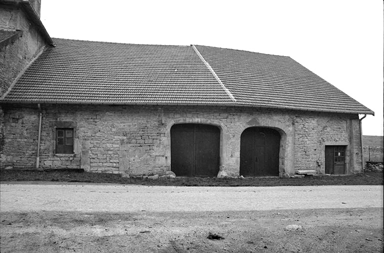 Ferme cadastrée 1940 B2 142  située le long du chemin de grande communication n° 68 : façade sur rue. © F. Pernin / Région Bourgogne-Franche-Comté, Inventaire du patrimoine - 1974
