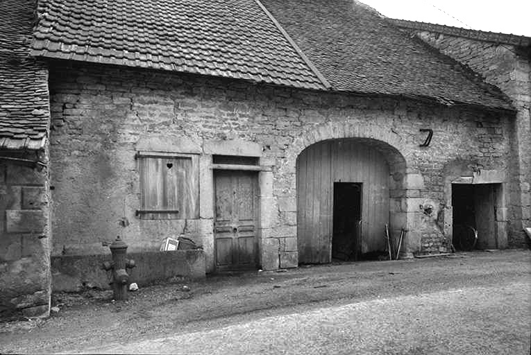 Ferme cadastrée 1940 B4 334  située au lieudit Coin du Dessus : façade antérieure. © F. Pernin / Région Bourgogne-Franche-Comté, Inventaire du patrimoine - 1974