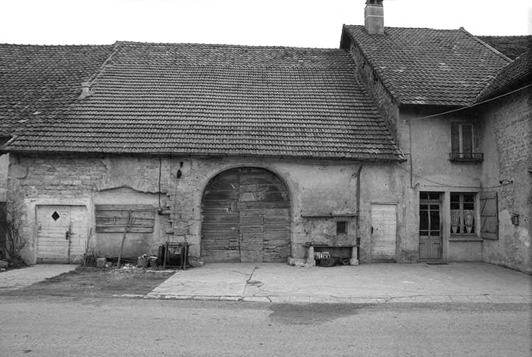 Ferme cadastrée 1940 B4 340  située au lieudit Coin du Dessus : façade antérieure. © F. Pernin / Région Bourgogne-Franche-Comté, Inventaire du patrimoine - 1974