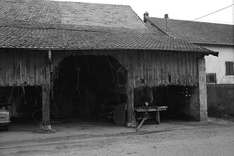 Vue rapprochée de l' "avant-couvert". © F. Pernin / Région Bourgogne-Franche-Comté, Inventaire du patrimoine - 1974