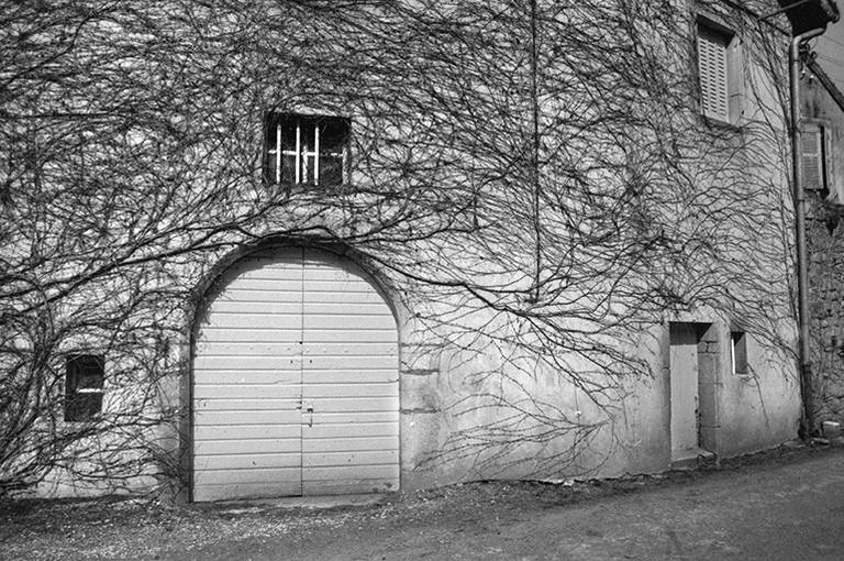 Maison cadastrée 1964 AB 13 : porte de grange. © F. Pernin / Région Bourgogne-Franche-Comté, Inventaire du patrimoine - 1974