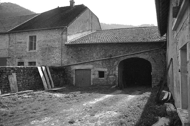 Ferme cadastrée 1964 AB 79  : partie agricole sur cour. © F. Pernin / Région Bourgogne-Franche-Comté, Inventaire du patrimoine - 1974