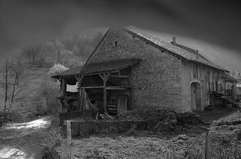 Ferme cadastrée 1964 AB 6  : façades antérieure et latérale gauche. © F. Pernin / Région Bourgogne-Franche-Comté, Inventaire du patrimoine - 1974