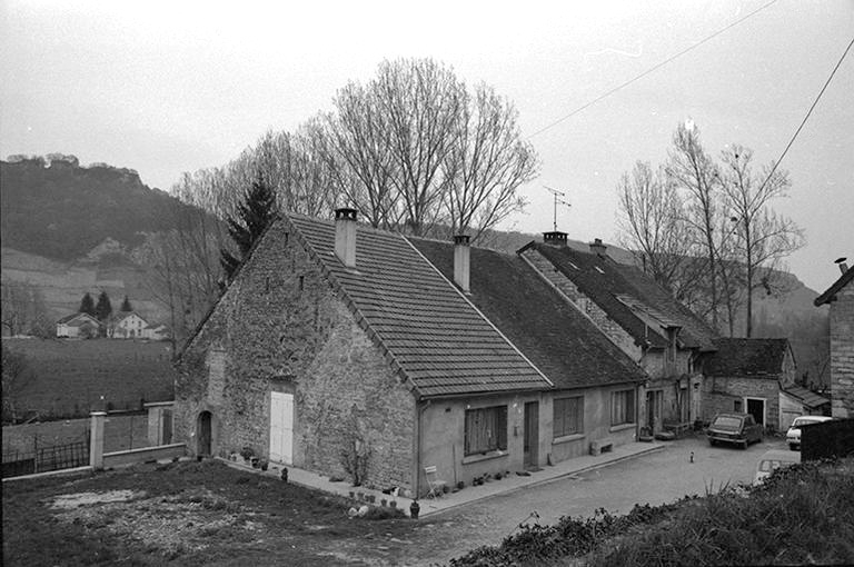 Maisons cadastrées 1961 AH 72, 73, 77, situées au lieudit Champ Louvent : façades antérieures © F. Pernin / Région Bourgogne-Franche-Comté, Inventaire du patrimoine - 1974