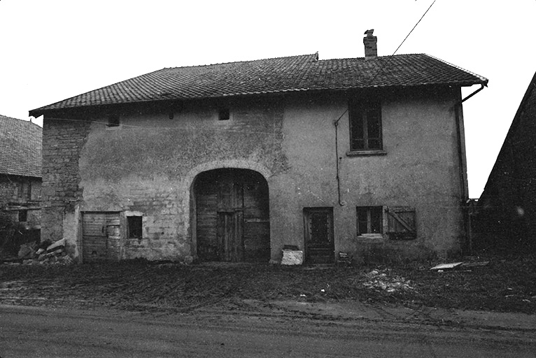 Ferme cadastrée 1940 B 478  située le long du chemin de grande communication n° 68 : parties agricoles. © F. Pernin / Région Bourgogne-Franche-Comté, Inventaire du patrimoine - 1974