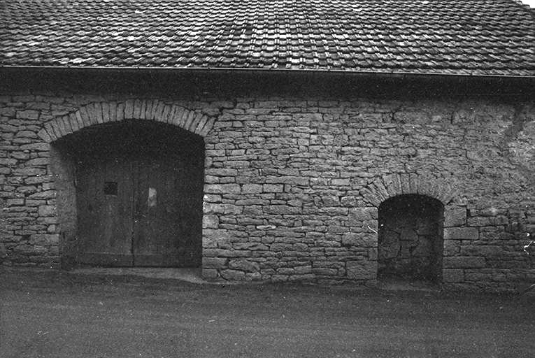 Ferme cadastrée 1940 B 440  située le long du chemin de grande communication n° 68 : parties agricoles. © F. Pernin / Région Bourgogne-Franche-Comté, Inventaire du patrimoine - 1974