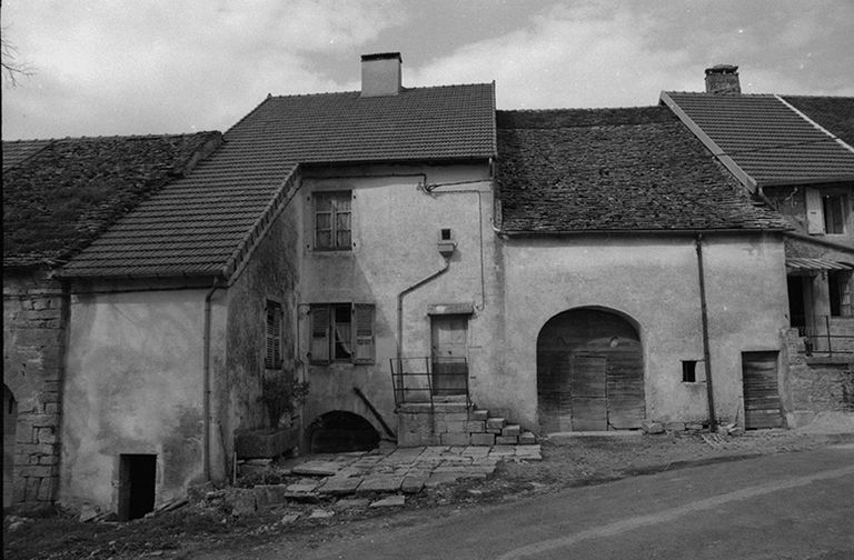 Façade antérieure en 1974. © F. Pernin / Région Bourgogne-Franche-Comté, Inventaire du patrimoine - 1974