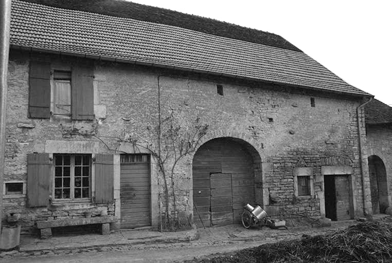 Ferme cadastrée 1965 AB 197-198, située rue de la Roche : façade antérieure. © F. Pernin / Région Bourgogne-Franche-Comté, Inventaire du patrimoine - 1974