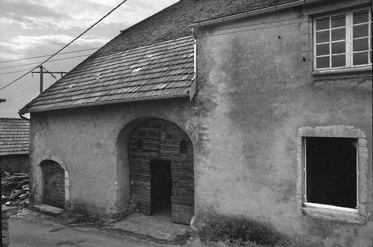 Ferme cadastrée 1965 AB 246, située rue de la Roche : façade antérieure. © F. Pernin / Région Bourgogne-Franche-Comté, Inventaire du patrimoine - 1974