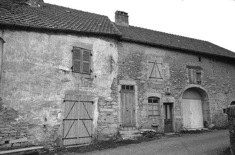 Ferme cadastrée 1965 AB 253, située rue de la Roche : façade antérieure. © F. Pernin / Région Bourgogne-Franche-Comté, Inventaire du patrimoine - 1974