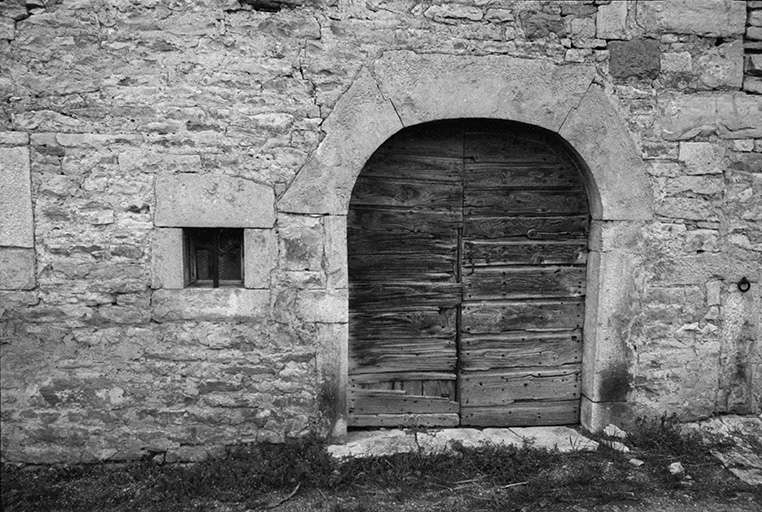 Ferme cadastrée 1965 AB 253, située rue de la Roche : porte de la grange. © F. Pernin / Région Bourgogne-Franche-Comté, Inventaire du patrimoine - 1974