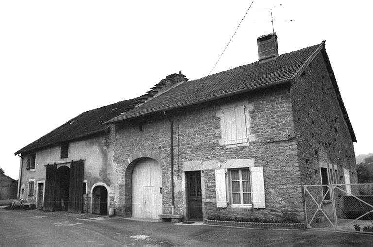 Fermes cadastrées 1961 AH 152-153, située rue des Guichard : façades antérieures. © F. Pernin / Région Bourgogne-Franche-Comté, Inventaire du patrimoine - 1974