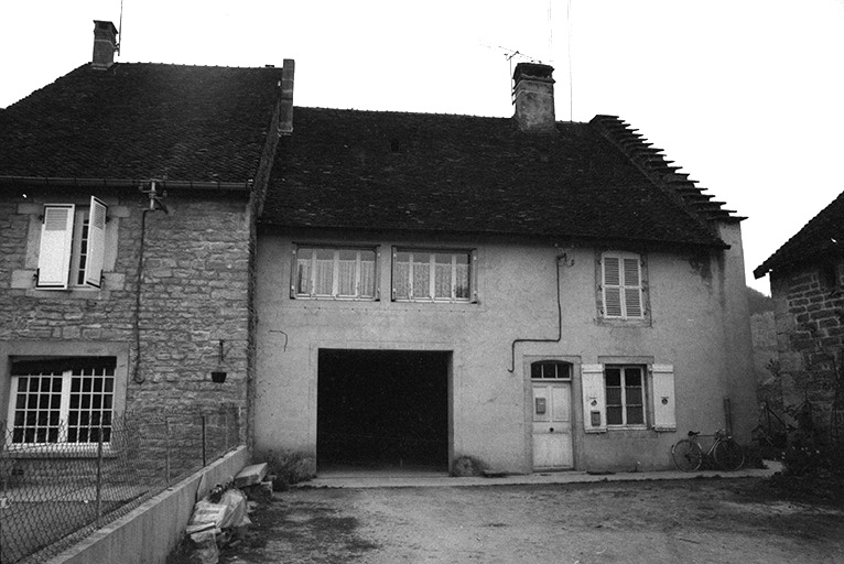 Ferme cadastrée 1961 AH 154, située rue des Guichard : façade antérieure. © F. Pernin / Région Bourgogne-Franche-Comté, Inventaire du patrimoine - 1974