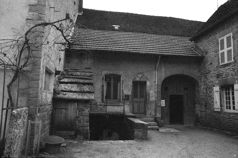 Maison de vigneron cadastrée 1961 AH 93, située rue du Presbytère : façade antérieure. © F. Pernin / Région Bourgogne-Franche-Comté, Inventaire du patrimoine - 1974