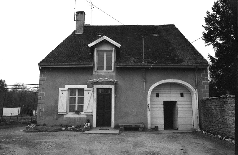 Maison cadastrée 1961 AH 56, située rue du Presbytère : façade antérieure. © F. Pernin / Région Bourgogne-Franche-Comté, Inventaire du patrimoine - 1974