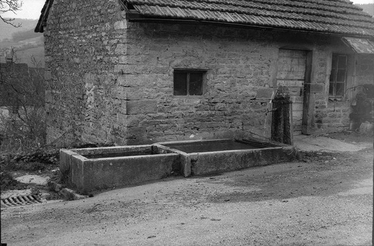 Fontaine : vue d'ensemble. © F. Pernin / Région Bourgogne-Franche-Comté, Inventaire du patrimoine - 1974
