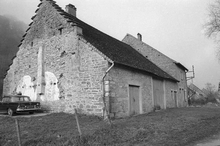 Ferme cadastrée 1965 AD 376 : façades antérieure et latérale gauche. A noter le toit à "pas de moineaux". © F. Pernin / Région Bourgogne-Franche-Comté, Inventaire du patrimoine - 1974