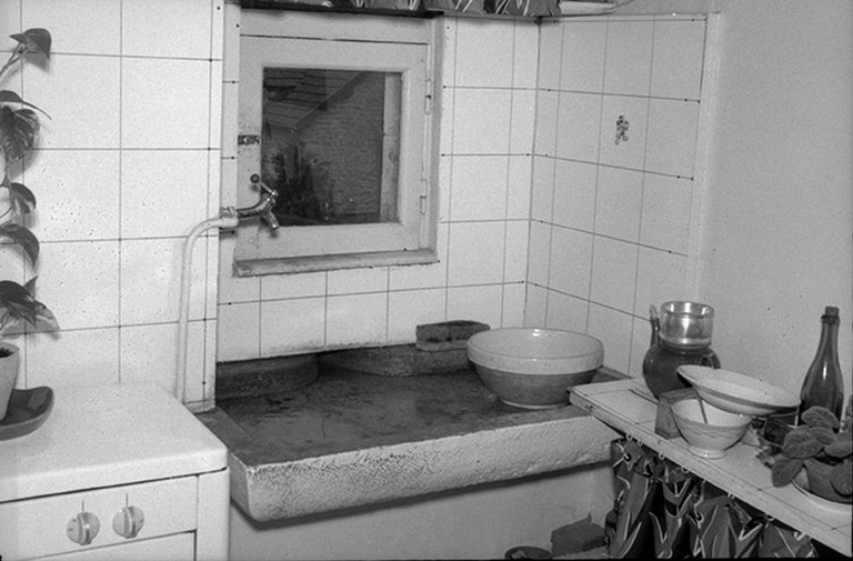 Maison cadastrée 1965 AD 105 : pierre d'évier. © F. Pernin / Région Bourgogne-Franche-Comté, Inventaire du patrimoine - 1974