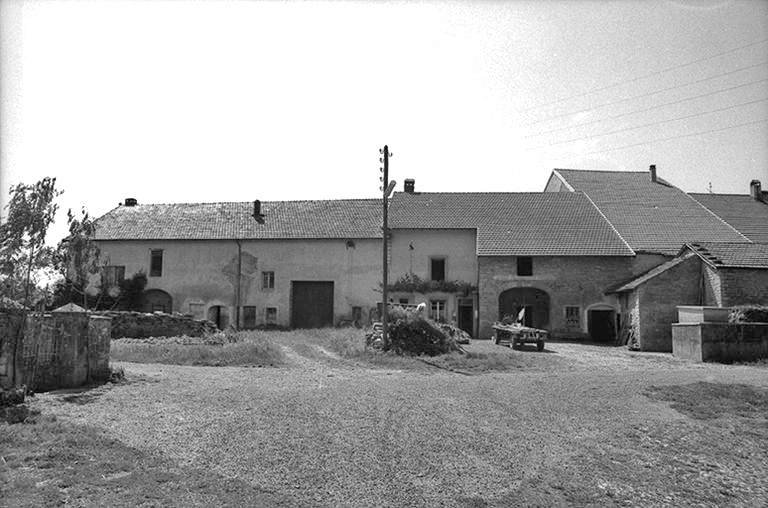 Fermes cadastrées 1965 AB 55 à 58 situées le long du chemin départemental  n° 210 de Crançot à La Marre : façades antérieures. © F. Pernin / Région Bourgogne-Franche-Comté, Inventaire du patrimoine - 1974