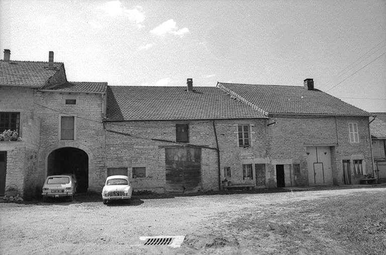 Fermes cadastrées 1965 AB 79-82 situées le long du chemin départemental  n° 210 de Crançot à La Marre : façades antérieures. © F. Pernin / Région Bourgogne-Franche-Comté, Inventaire du patrimoine - 1974