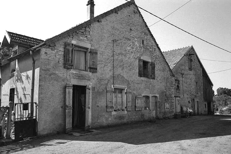 Maison cadastrée 1957 A1 73-74, située le long du chemin de grande communication n° 96 de Plasne à Mirebel : façade antérieure. © F. Pernin / Région Bourgogne-Franche-Comté, Inventaire du patrimoine - 1974