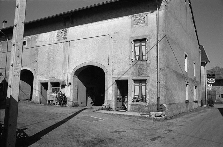 Ferme cadastrée 1957 A1 80, située le long du chemin de grande communication n° 96de Plasne à Mirebel : façades antérieure et latérale droite. © F. Pernin / Région Bourgogne-Franche-Comté, Inventaire du patrimoine - 1974
