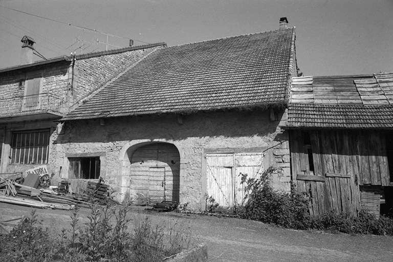 Ferme cadastrée 1957 A1 135-138 : façade postérieure. © F. Pernin / Région Bourgogne-Franche-Comté, Inventaire du patrimoine - 1974