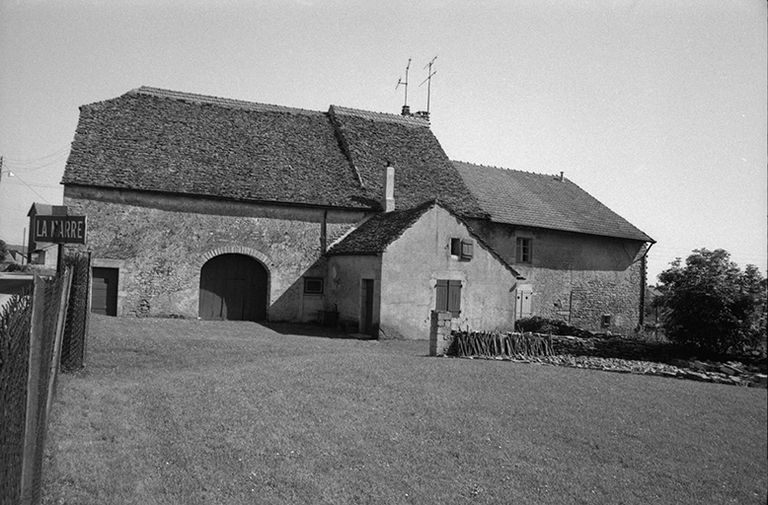 Ferme cadastrée 1957 A1 287 et 293 : vue d'ensemble. © F. Pernin / Région Bourgogne-Franche-Comté, Inventaire du patrimoine - 1974