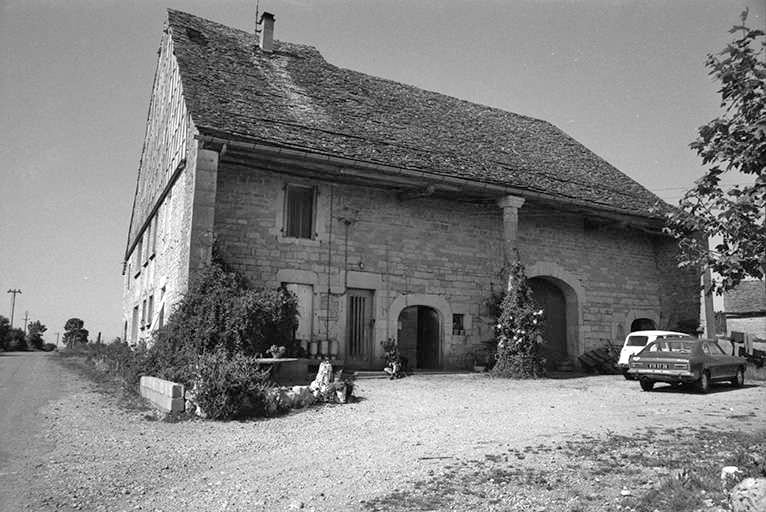 Ferme cadastrée 1957 A1 290, située chemin vicinal ordinaire de La Marre à Poligny : façades antérieure et latérale gauche. © F. Pernin / Région Bourgogne-Franche-Comté, Inventaire du patrimoine - 1974