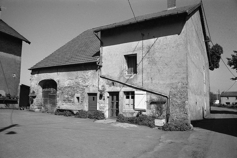 Ferme cadastrée 1957 A1 96, stuée le long du chemin de grande communication n° 96 de Plasne à Mirebel : façades antérieure et latérale gauche. © F. Pernin / Région Bourgogne-Franche-Comté, Inventaire du patrimoine - 1974