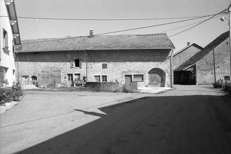 Ferme double cadastrée 1957 A1 89 et 92, située le long du chemin de grande communication n° 96 de Plasne à Mirebel  : façade antérieure. © F. Pernin / Région Bourgogne-Franche-Comté, Inventaire du patrimoine - 1974