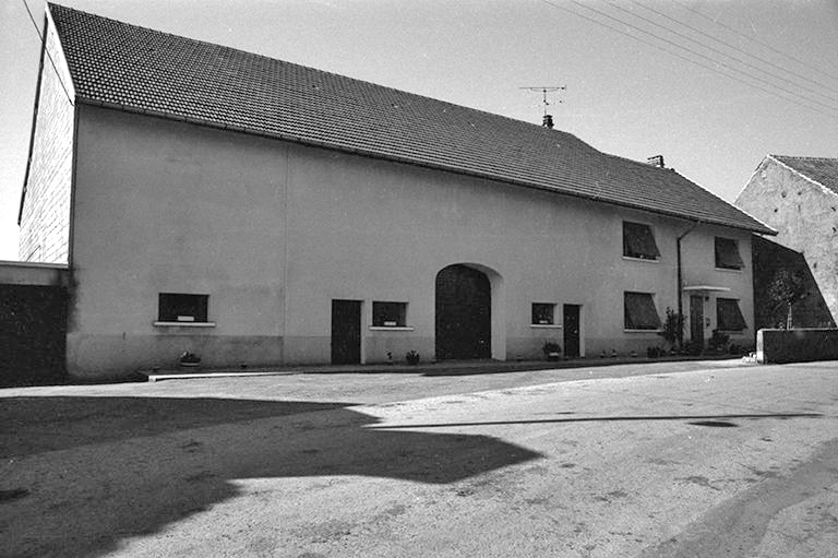 Ferme cadastrée 1957 A1 276, située le long du chemin de grande communication n° 4 d'Orgelet à Arbois : façade antérieure. © F. Pernin / Région Bourgogne-Franche-Comté, Inventaire du patrimoine - 1974
