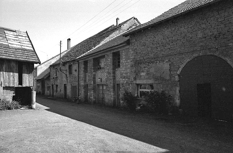 Fermes cadastrées 1957 A1 147, 148 et 151 : façades antérieures vues de trois-quarts droit. © F. Pernin / Région Bourgogne-Franche-Comté, Inventaire du patrimoine - 1974