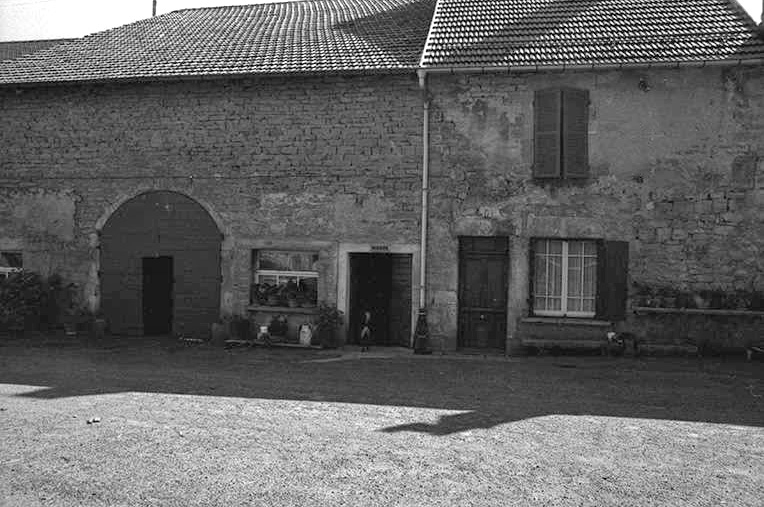 Fermes cadastrées 1957 A1 147, 148  et 151 : façades antérieures. © F. Pernin / Région Bourgogne-Franche-Comté, Inventaire du patrimoine - 1974