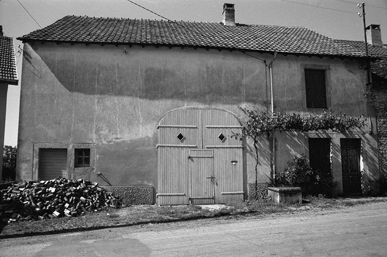Ferme cadastrée 1957 A1 274, située le long du chemin de grande communication n° 4 d'Orgelet à Arbois :façade antérieure. © F. Pernin / Région Bourgogne-Franche-Comté, Inventaire du patrimoine - 1974