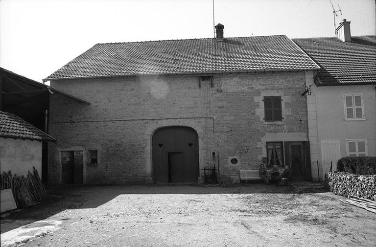 Ferme cadastrée 1957 A1 192, située le long du chemin de grande communication n° 4 d'Orgelet à Arbois : façade antérieure et cour. © F. Pernin / Région Bourgogne-Franche-Comté, Inventaire du patrimoine - 1974