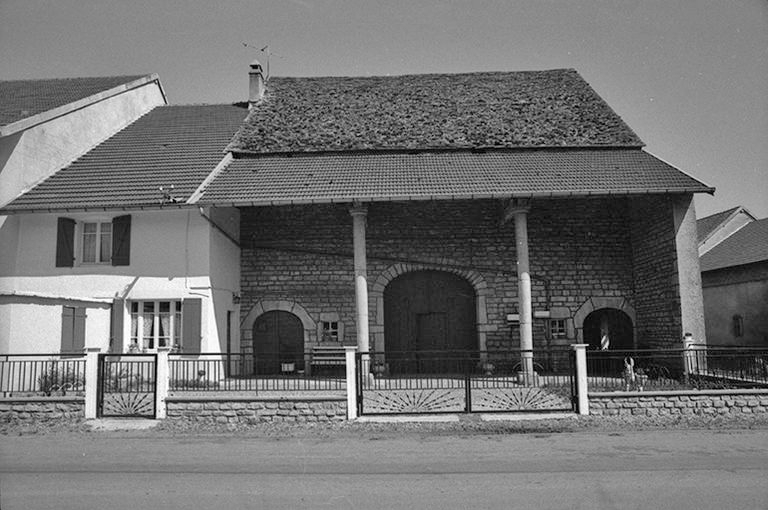Ferme cadastrée 1957 A1 169 située le long du chemin de grande communication n° 4 d'Orgelet à Arbois : façade antérieure. © F. Pernin / Région Bourgogne-Franche-Comté, Inventaire du patrimoine - 1974