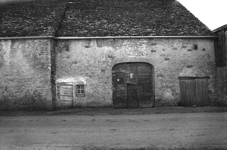 Ferme cadastrée 1940 B4 477, située le long du chemin de grande communication n° 68 : façade sur rue. © F. Pernin / Région Bourgogne-Franche-Comté, Inventaire du patrimoine - 1974