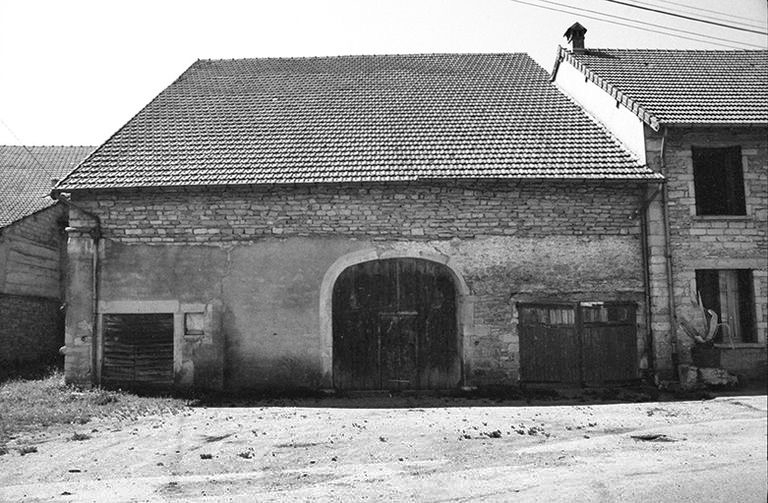 Ferme cadastrée 1957 A 208-209, située le long du chemin de grande communication n° 4 d'Orgelet à Arbois : parties agricoles. © F. Pernin / Région Bourgogne-Franche-Comté, Inventaire du patrimoine - 1974
