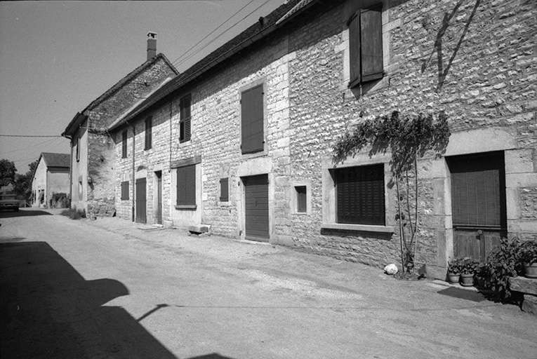 Maisons cadastrées 1967 AH 71-74, situées le long du chemin départemental n° 209 E : façades antérieures vues de trois-quarts droit. © F. Pernin / Région Bourgogne-Franche-Comté, Inventaire du patrimoine - 1974