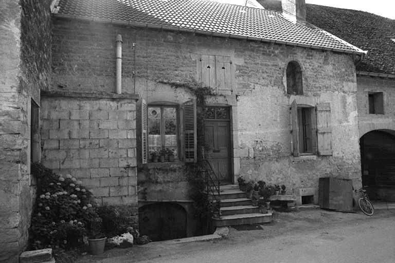 Maison cadastrée 1967 AH 121, située le long du chemin départemental n° 209 E : façade antérieure. © F. Pernin / Région Bourgogne-Franche-Comté, Inventaire du patrimoine - 1974