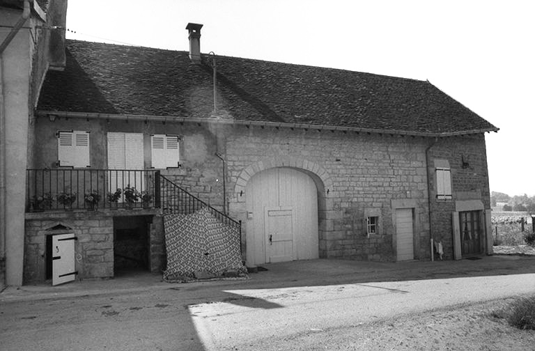 Maison cadastrée 1967 AH 101, située le long du chemin départemental n° 209 E : façade antérieure. © F. Pernin / Région Bourgogne-Franche-Comté, Inventaire du patrimoine - 1974