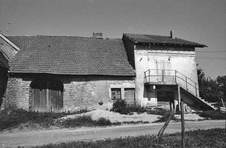 Ferme cadastrée 1951 A3 452-453, située le long du chemin vicinal n° 3 du Pin à Montain : façade antérieure. © F. Pernin / Région Bourgogne-Franche-Comté, Inventaire du patrimoine - 1974