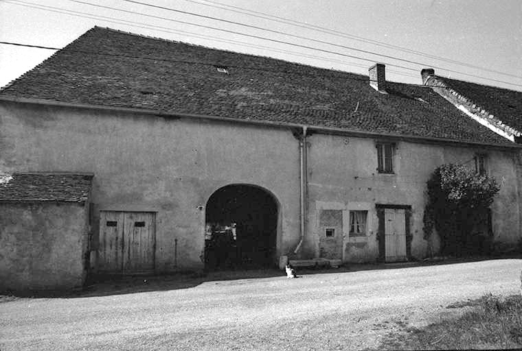 Ferme cadastrée 1951 A3 276, située le long du chemin départemental n° 208 du Pin à Lons-le-Saunier  : façade antérieure. © F. Pernin / Région Bourgogne-Franche-Comté, Inventaire du patrimoine - 1974