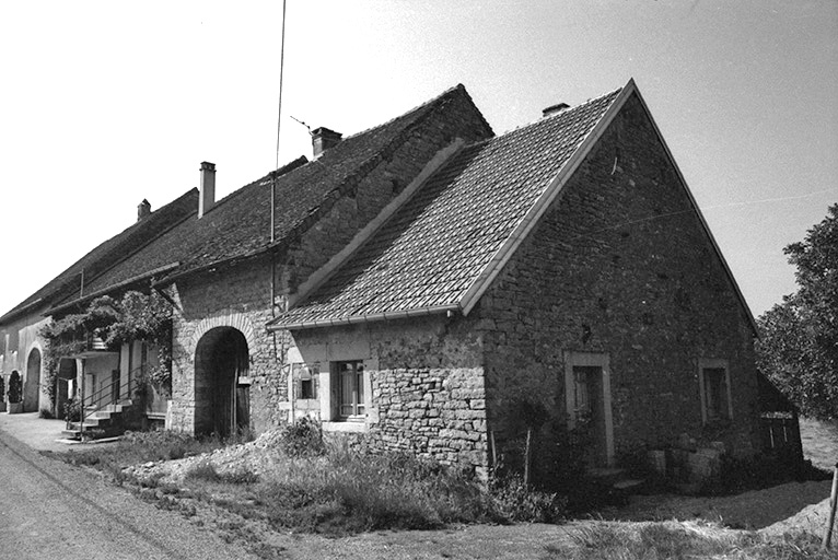 Fermes cadastrées 1951 A3 284, 285 et 288 situées le long du chemin départemental n° 208 du Pin à Lons-le-Saunier : façades antérieures vues de trois-quarts droit. © F. Pernin / Région Bourgogne-Franche-Comté, Inventaire du patrimoine - 1974