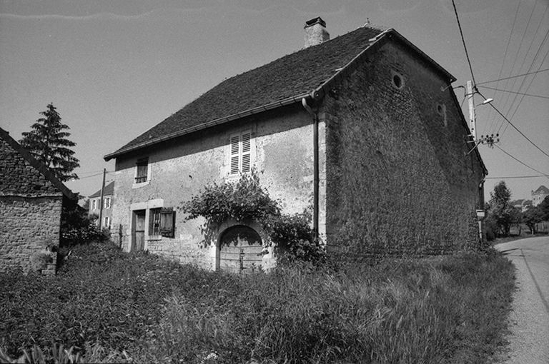 Ferme cadastrée 1951 A3 242 située le long du chemin vicinal ordinaire du Pin à Montain : façade antérieure. © F. Pernin / Région Bourgogne-Franche-Comté, Inventaire du patrimoine - 1974