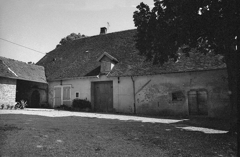 Ferme cadastrée 1951 A3 313 situées le long du chemin départemental n° 208 du Pin à Lons-le-Saunier : façade antérieure. © F. Pernin / Région Bourgogne-Franche-Comté, Inventaire du patrimoine - 1974