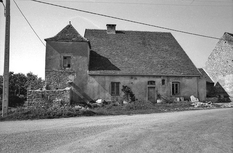 Ferme cadastrée 1951 A3 280 située le long du chemin départemental n° 208 du Pin à Lons-le-Saunier : façade antérieure. © F. Pernin / Région Bourgogne-Franche-Comté, Inventaire du patrimoine - 1974