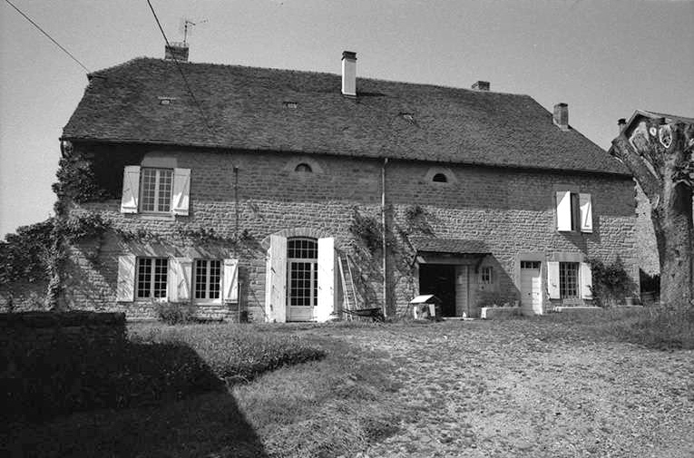 Ferme cadastrée 1951 B1 située le long du chemin départemental n° 208 du Pin à Lons-le-Saunier : façade antérieure. © F. Pernin / Région Bourgogne-Franche-Comté, Inventaire du patrimoine - 1974