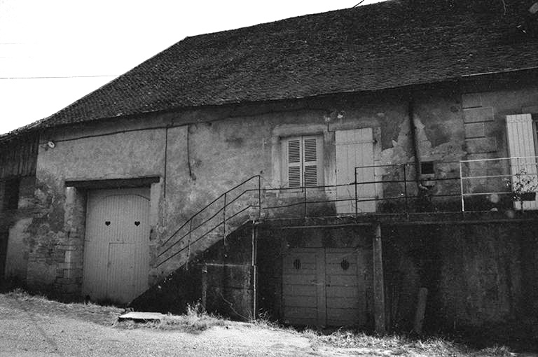 Ferme cadastrée 1951 A3 272, 275 située le long du chemin départemental n° 208 du Pin à Lons-le-Saunier : façade antérieure. © F. Pernin / Région Bourgogne-Franche-Comté, Inventaire du patrimoine - 1974